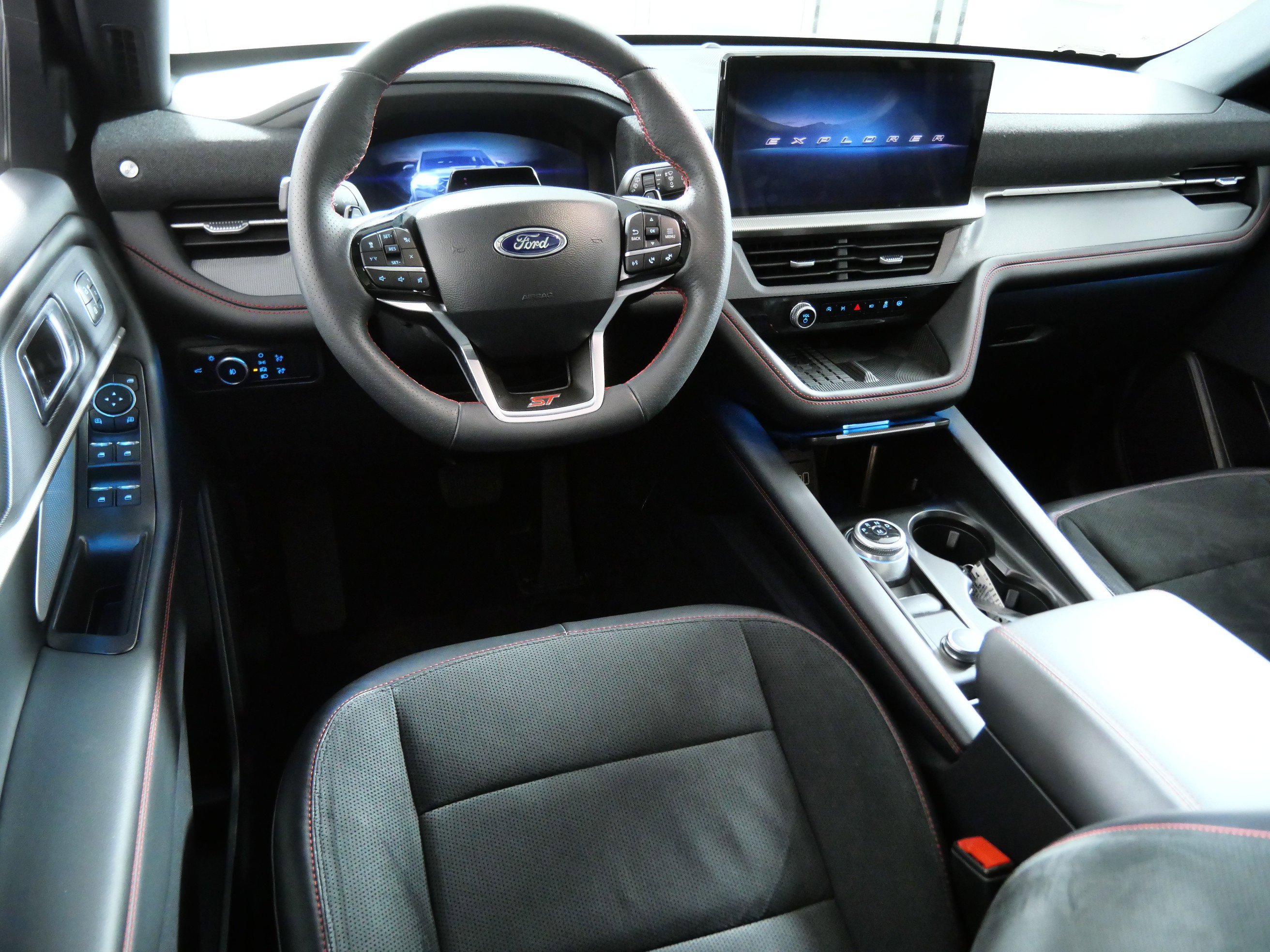 Certified 2025 Ford Explorer ST AWD/4WD image 4