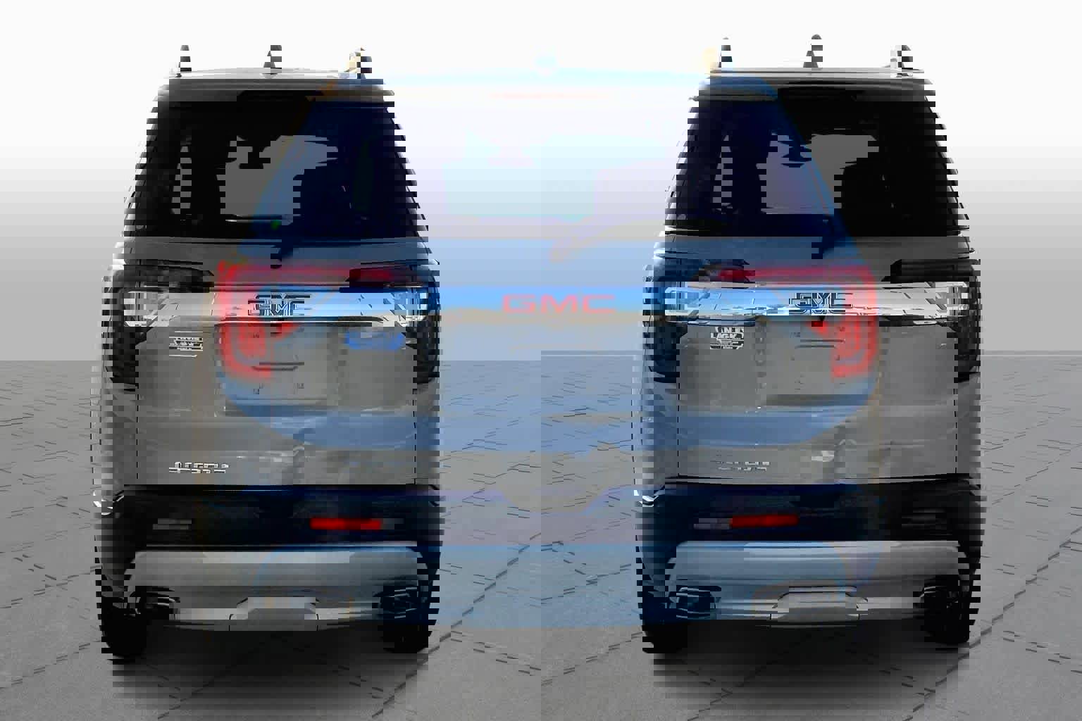 Used 2023 GMC Acadia SLE w/ Driver Convenience Package image 2