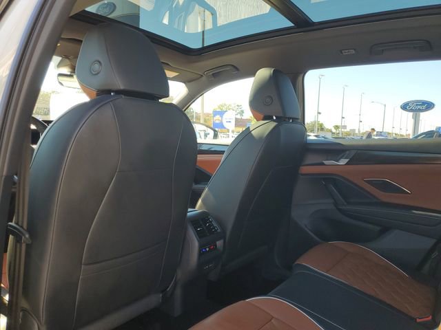 Used 2025 Volkswagen Tiguan SEL R-Line image 12