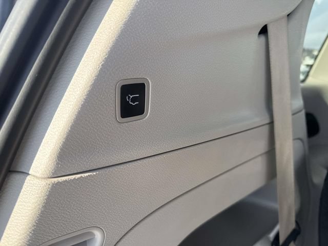 Used 2024 Chrysler Pacifica Touring-L FWD image 8