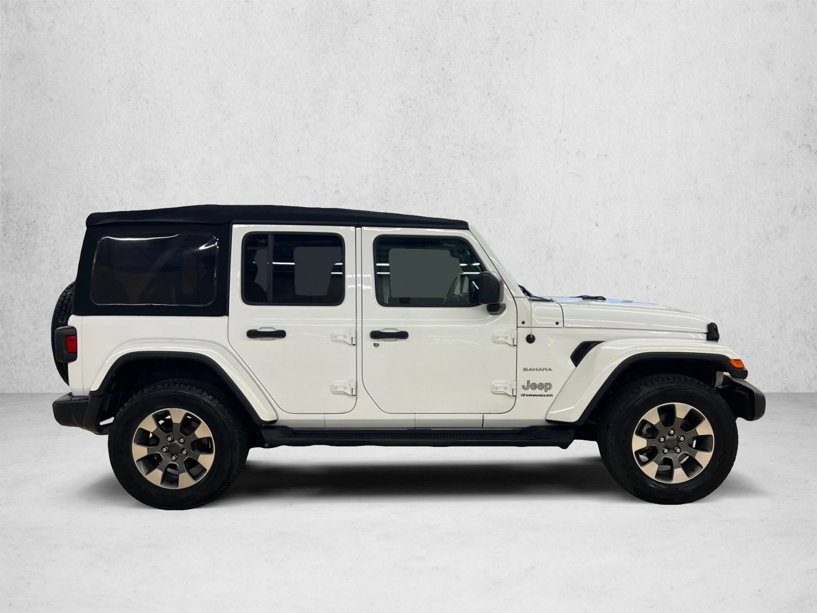 Used 2023 Jeep Wrangler Unlimited Sahara w/ Cold Weather Group AWD/4WD image 4