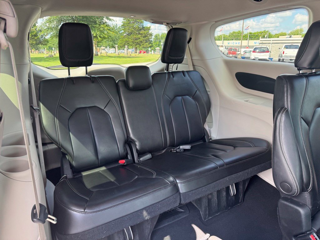 Used 2023 Chrysler Pacifica Touring-L FWD image 20