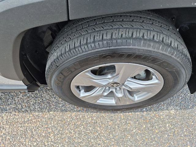 Used 2025 Toyota RAV4 XLE AWD/4WD image 25