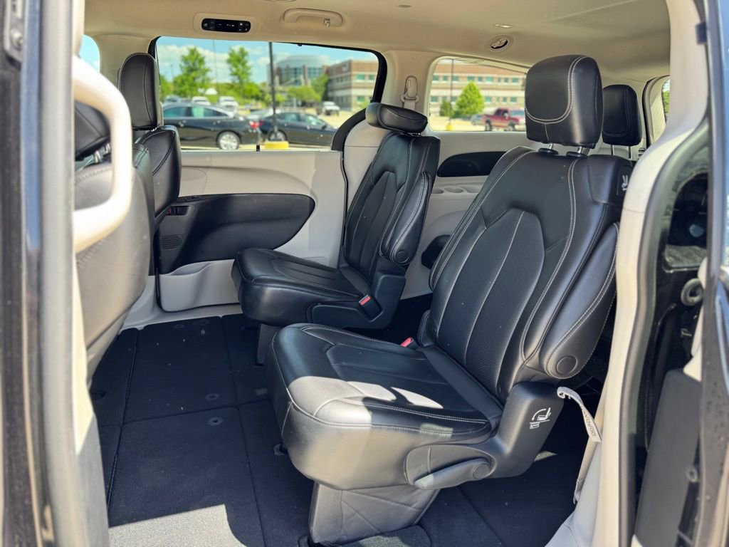 Used 2023 Chrysler Pacifica Touring-L FWD image 32