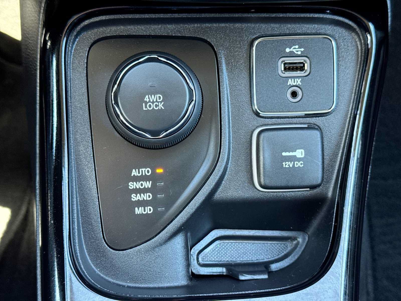 Used 2018 Jeep Compass Limited w/ Navigation Group AWD/4WD image 30