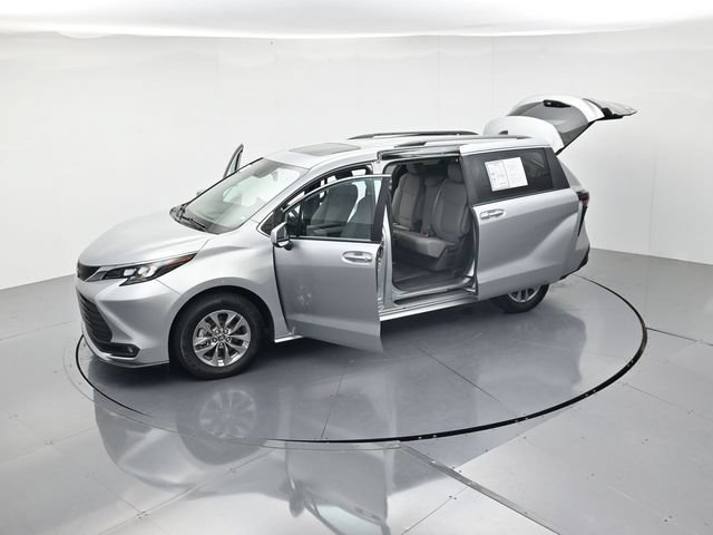 Used 2025 Toyota Sienna XLE FWD image 51
