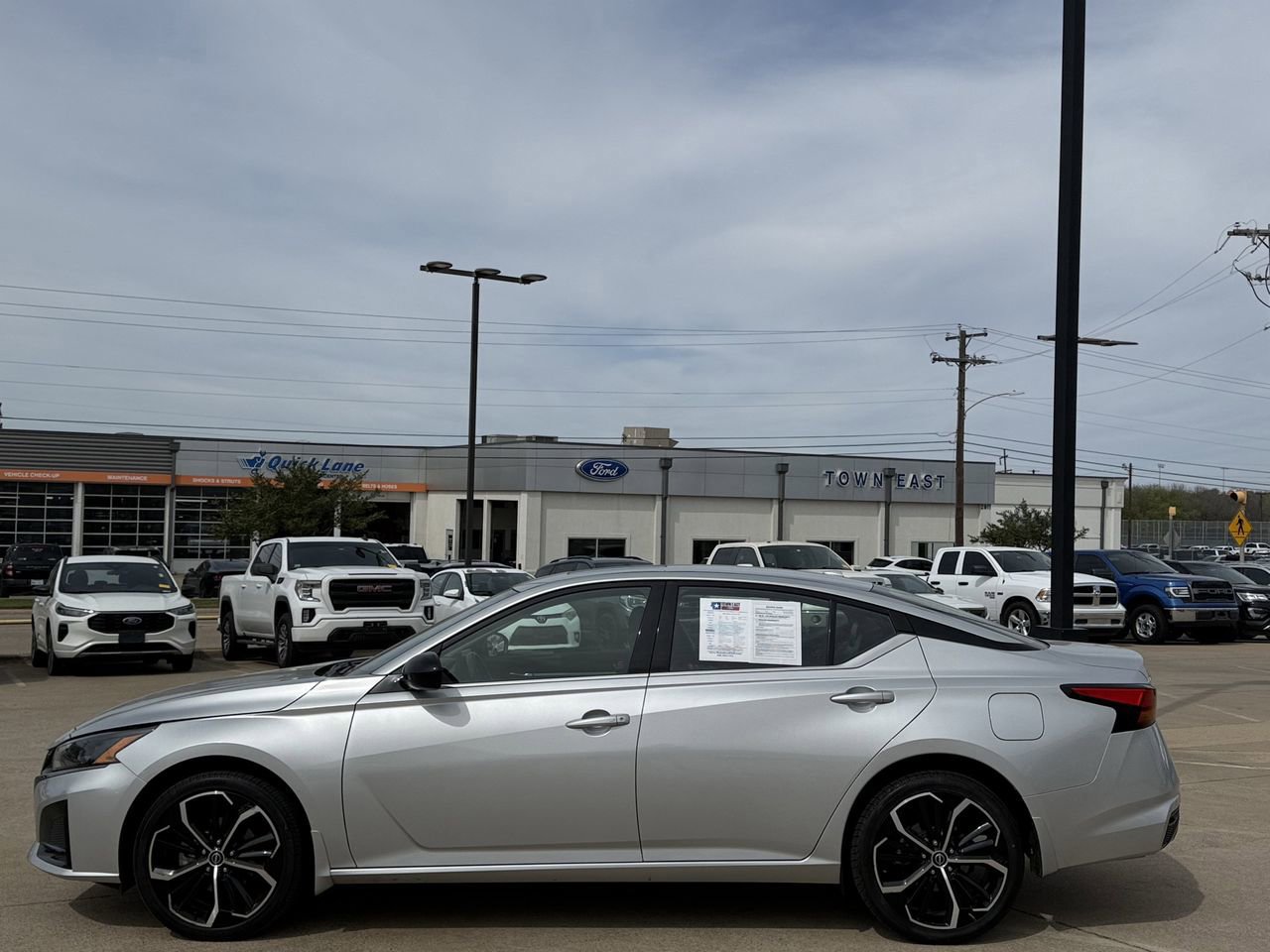 Used 2024 Nissan Altima 2.5 SR w/ SR Premium Package image 3