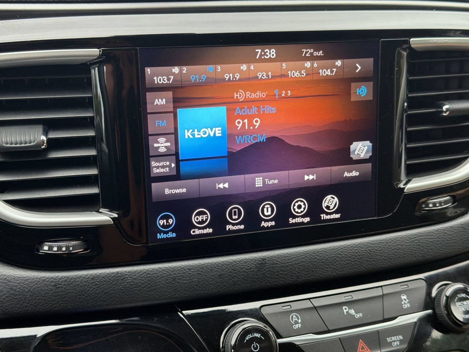 Used 2020 Chrysler Pacifica Touring FWD image 19