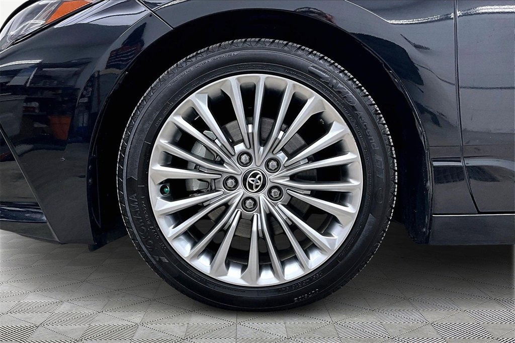 Used 2022 Toyota Avalon Limited image 9