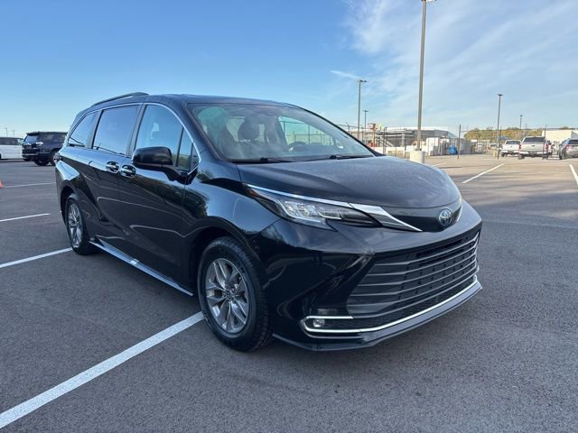 Used 2023 Toyota Sienna XLE image 6
