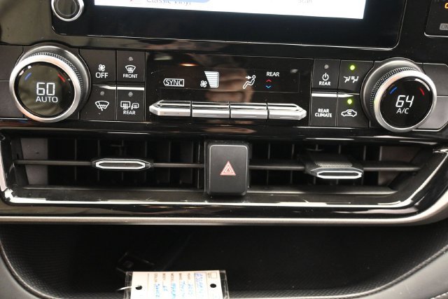 Used 2025 Toyota Highlander LE FWD image 21