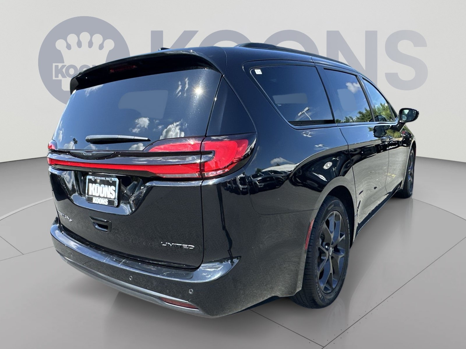 Used 2025 Chrysler Pacifica Limited FWD image 16
