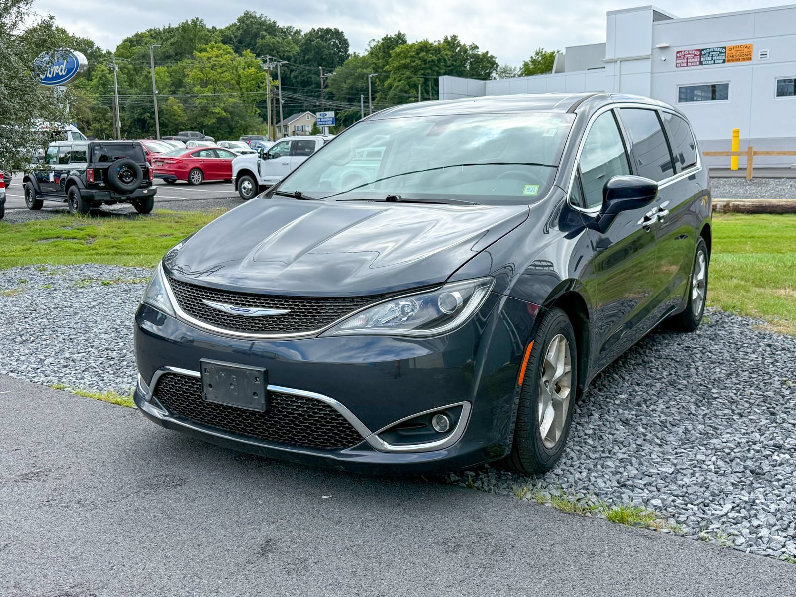 Used 2019 Chrysler Pacifica Touring Plus w/ Tire & Wheel Group FWD image 3
