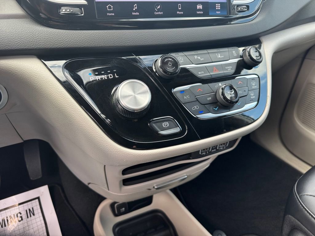 Used 2024 Chrysler Pacifica Touring-L image 41