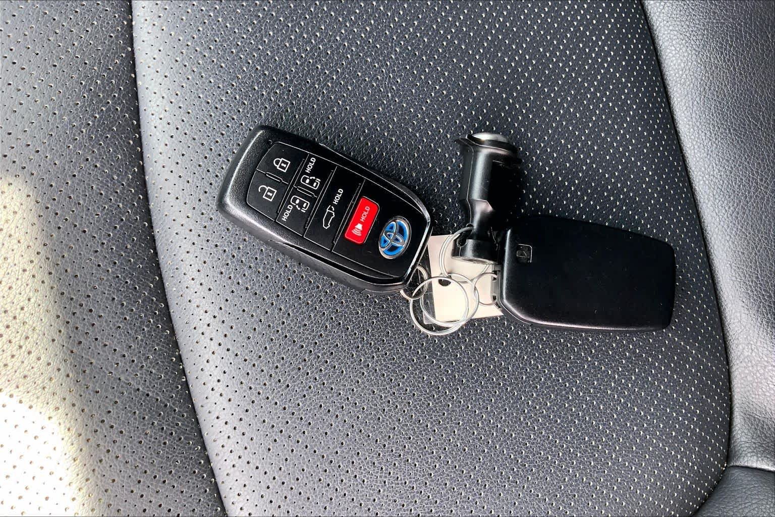 Used 2025 Toyota Sienna Platinum FWD image 15