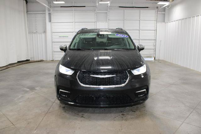 Used 2023 Chrysler Pacifica Limited FWD image 3