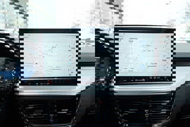 Certified 2025 Ford Escape Platinum w/ Premium Technology Package image 18