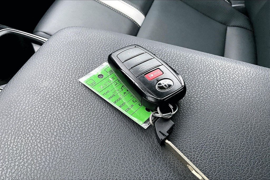 Used 2025 Toyota Camry SE FWD image 12