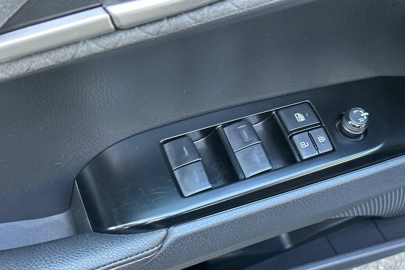 Used 2025 Toyota Camry XLE AWD/4WD image 12