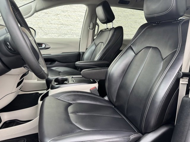 Used 2023 Chrysler Pacifica Touring-L image 15
