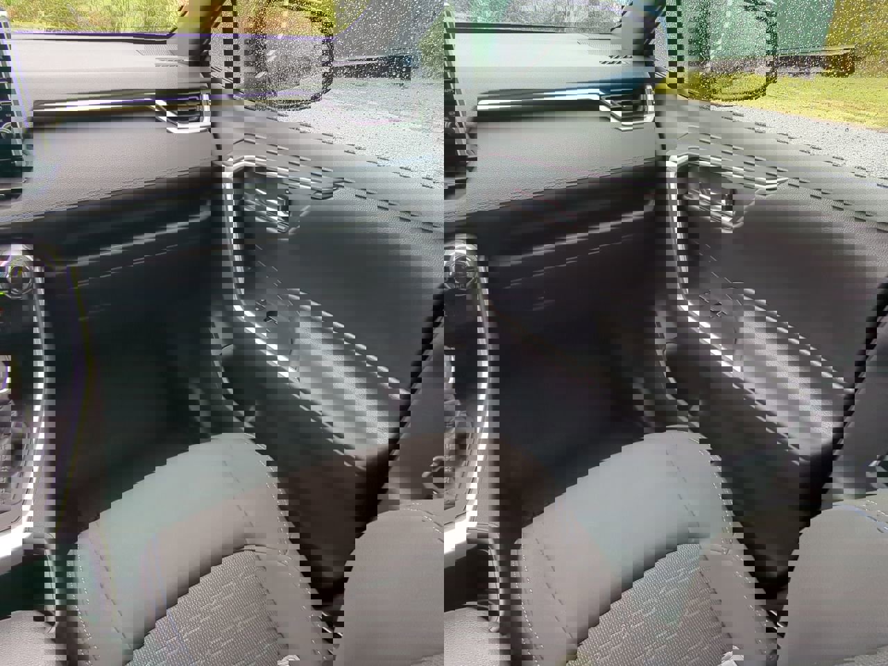 Used 2022 Toyota RAV4 SE w/ Convenience Package image 15