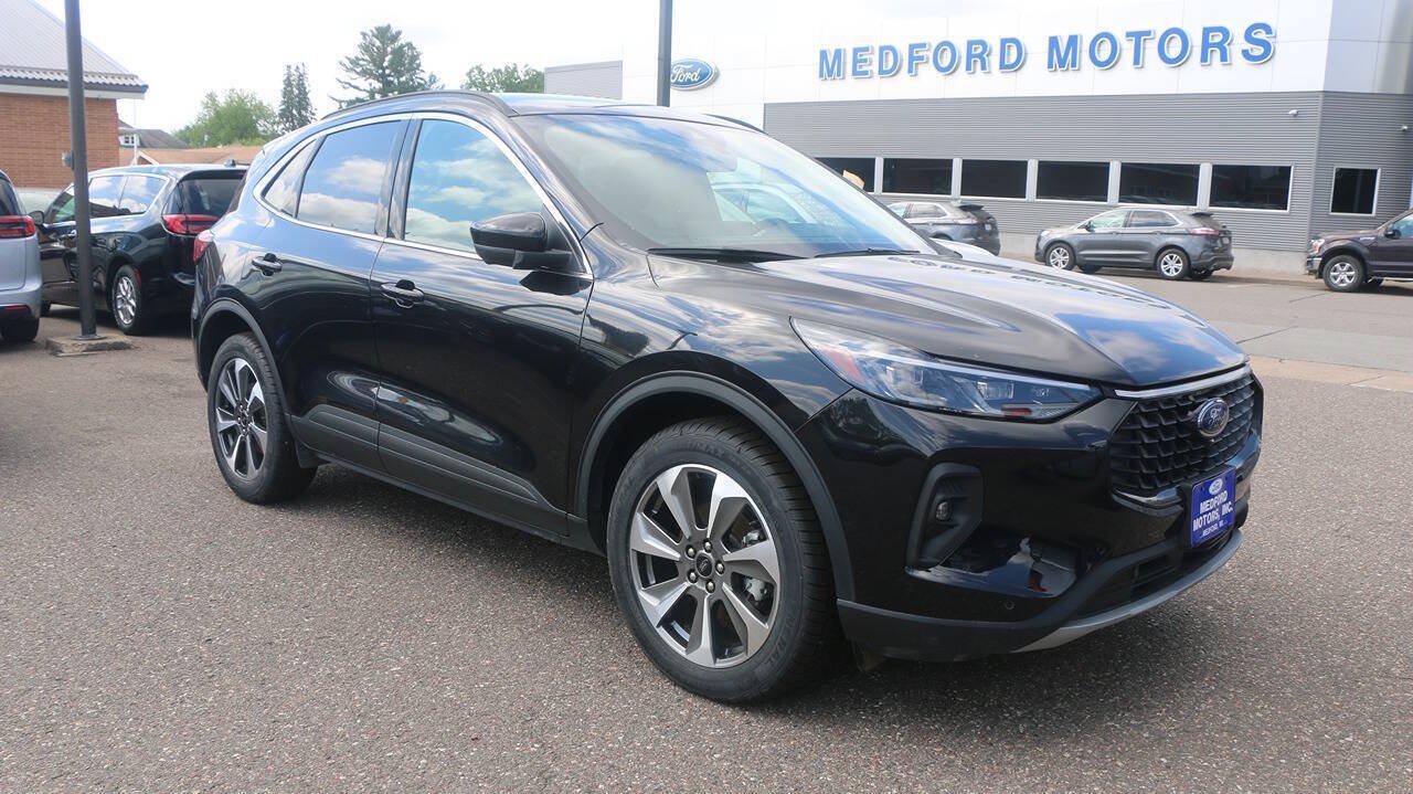 Certified 2024 Ford Escape Platinum AWD/4WD image 2