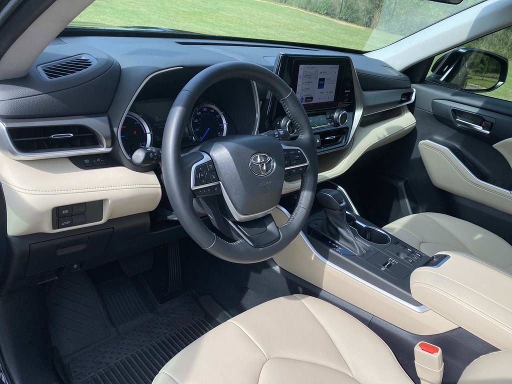 Used 2023 Toyota Highlander XLE FWD image 25