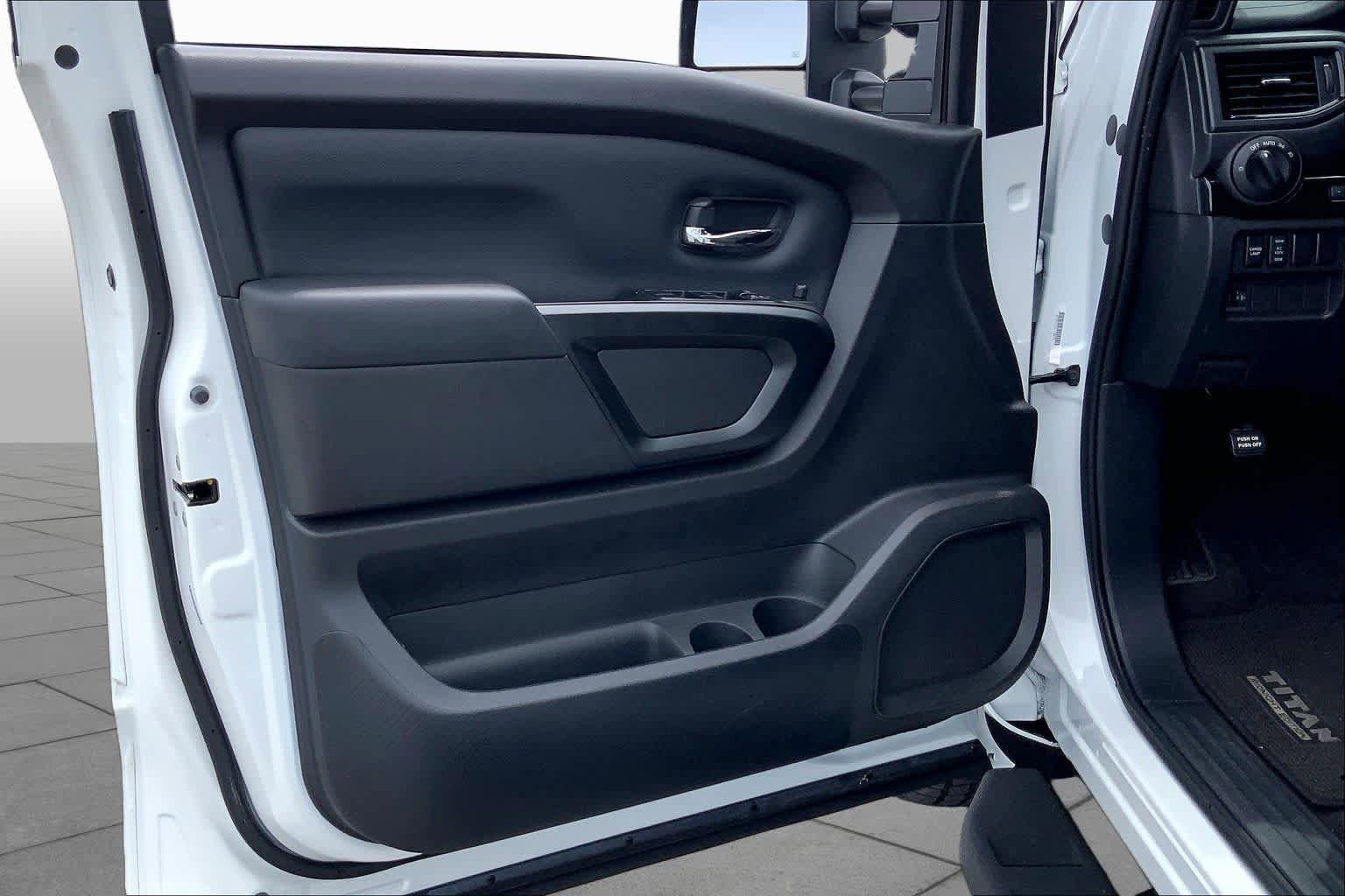 Used 2024 Nissan Titan SV RWD image 21