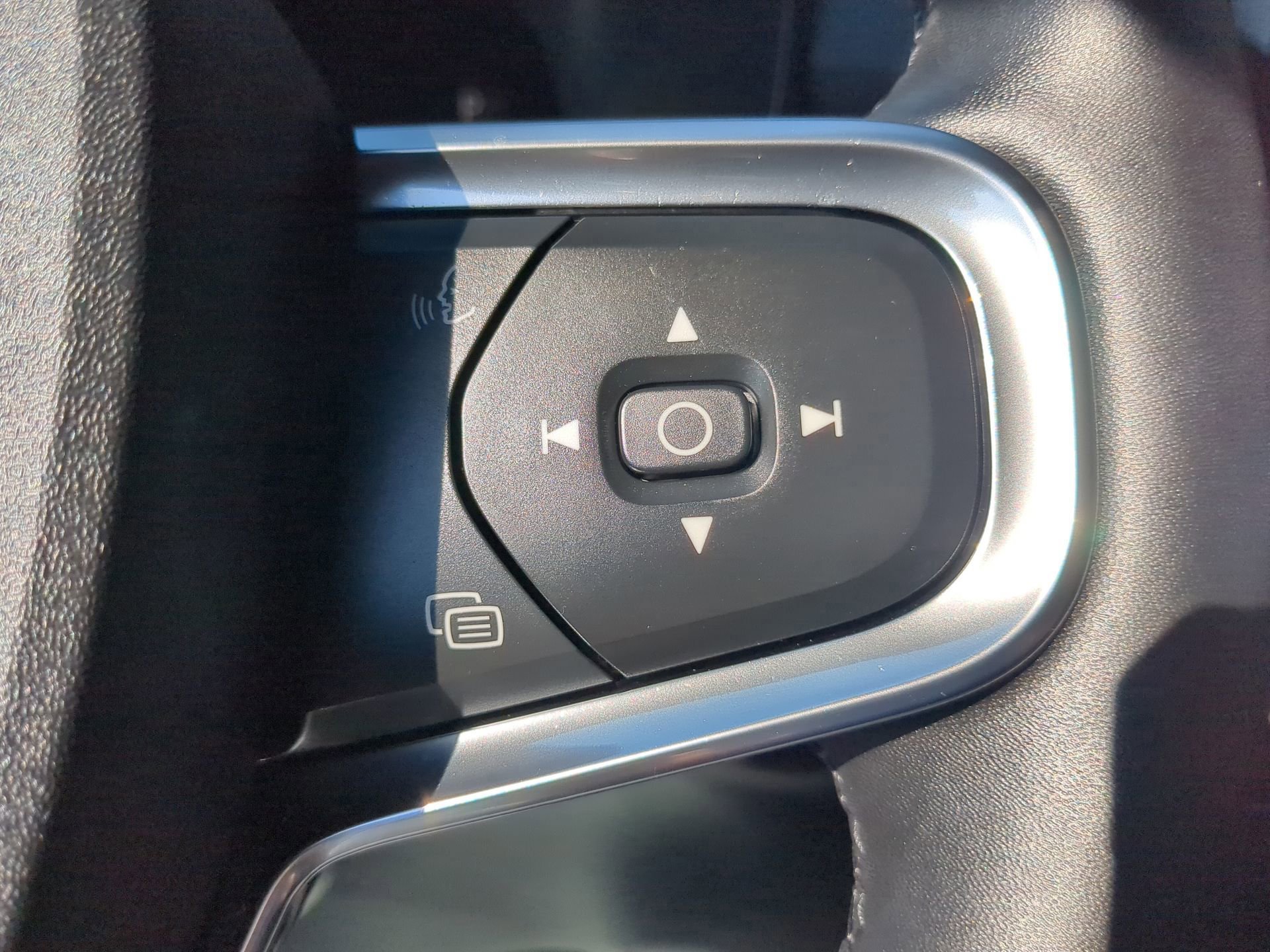 Used 2023 Volvo XC40 Recharge Plus image 59