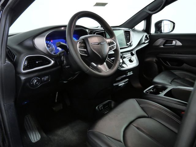 Used 2025 Chrysler Pacifica Select image 16