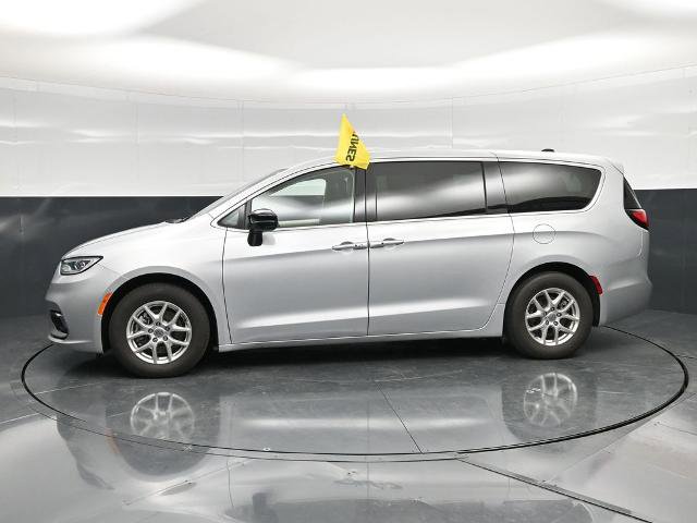 Used 2024 Chrysler Pacifica Touring-L FWD image 11