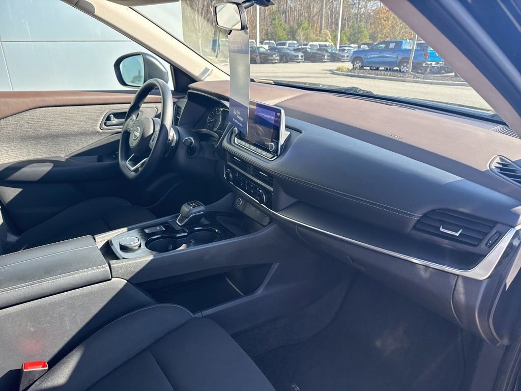 Used 2023 Nissan Rogue S image 32