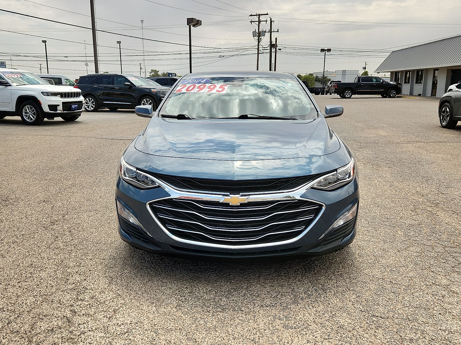 Used 2024 Chevrolet Malibu LT FWD image 2