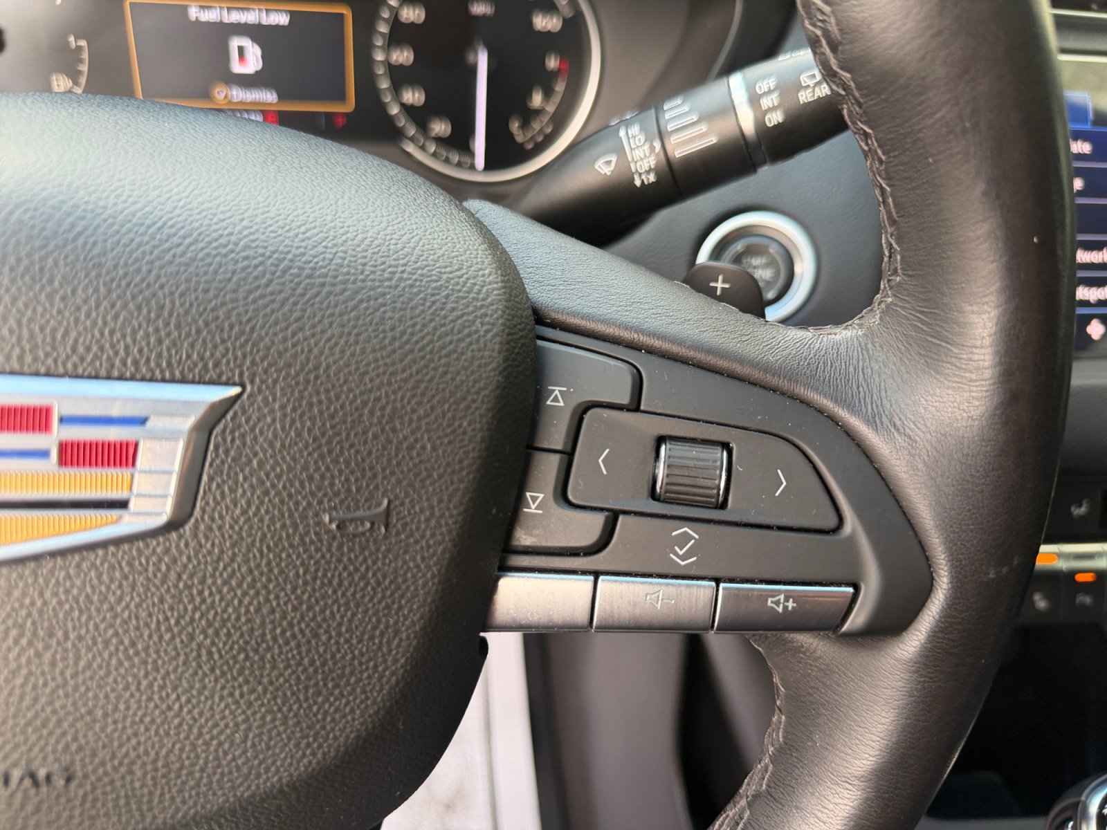 Used 2023 Cadillac XT4 Luxury w/ Cold Weather Package FWD image 25