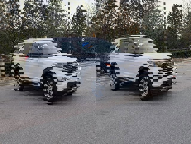 Certified 2022 Ford Explorer XLT w/ Equipment Group 202A image 8