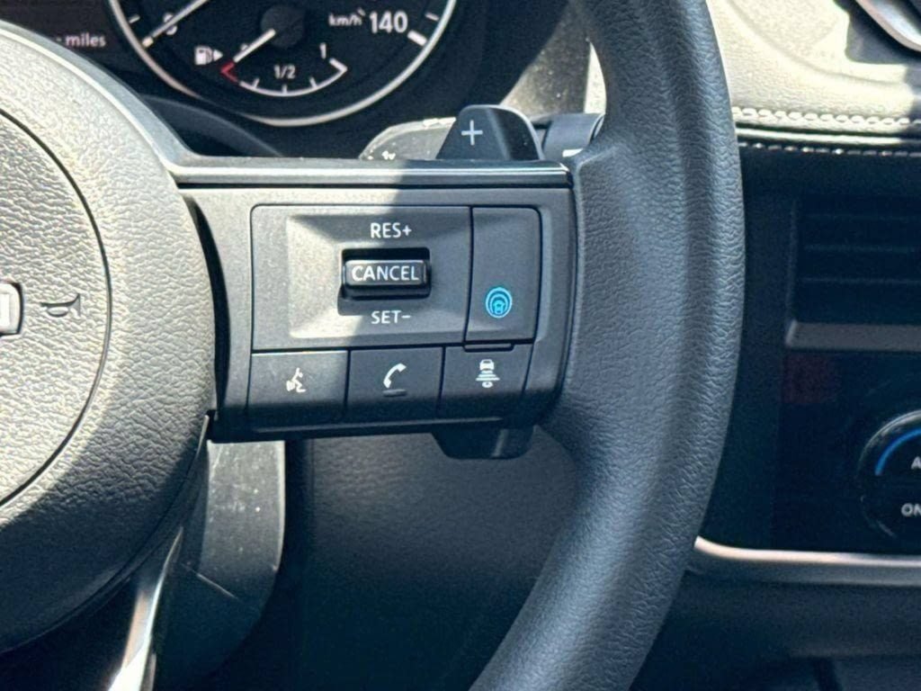 Used 2024 Nissan Rogue SV AWD/4WD image 16
