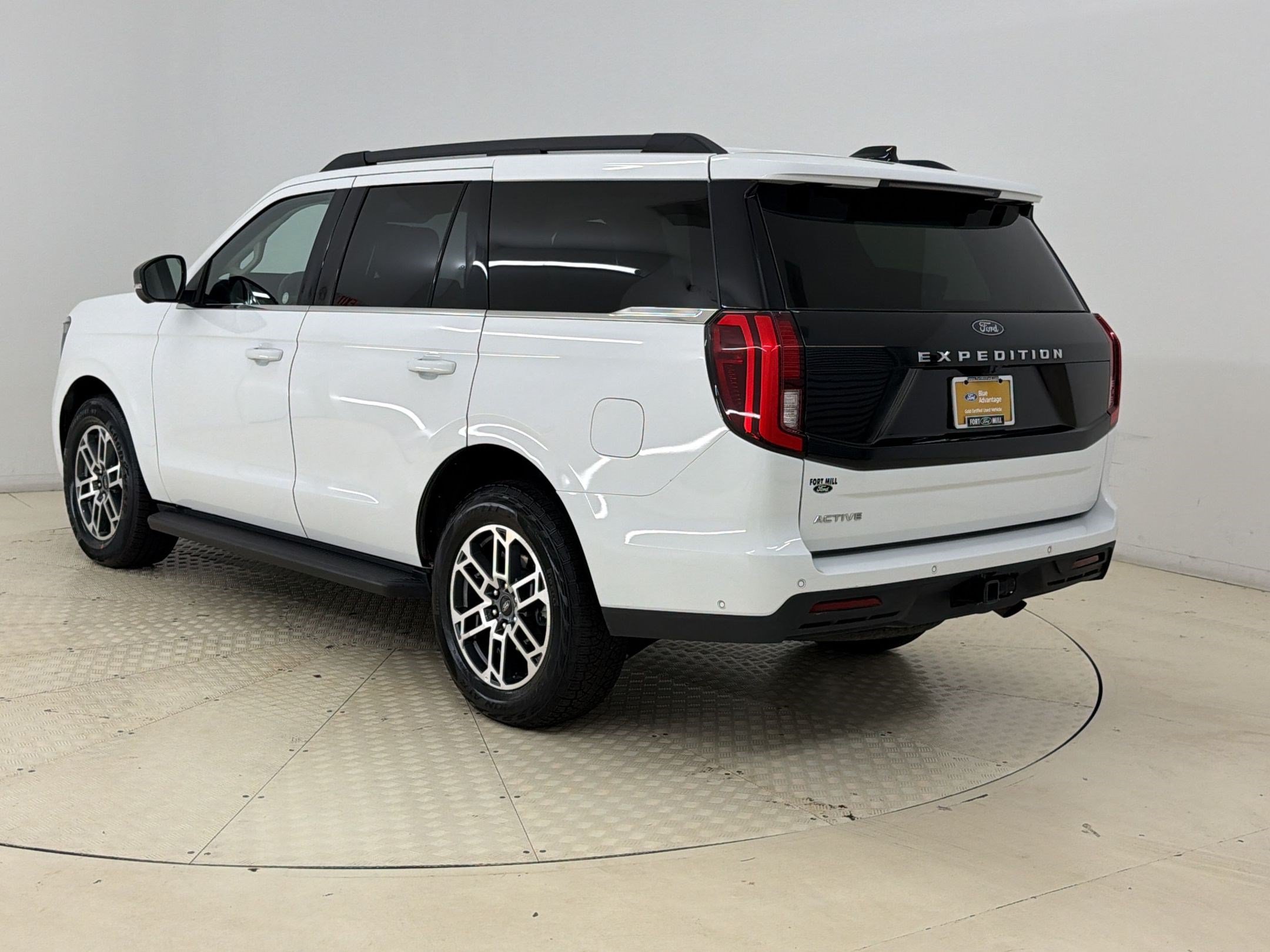 Certified 2025 Ford Expedition Active AWD/4WD image 3