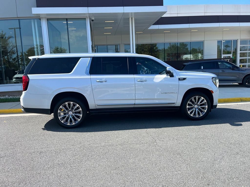 Used 2021 GMC Yukon XL Denali w/ Denali Premium Package AWD/4WD image 10