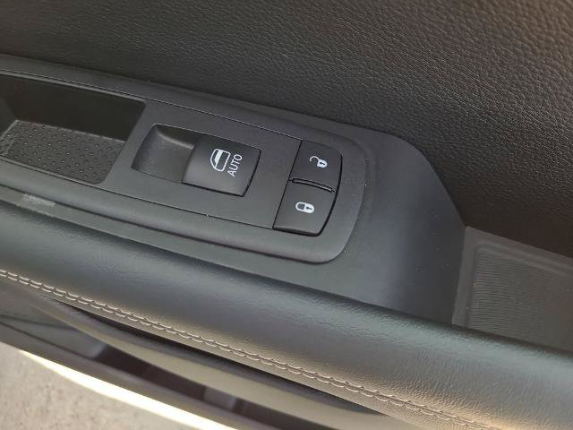 Used 2026 Chrysler Pacifica Select FWD image 9