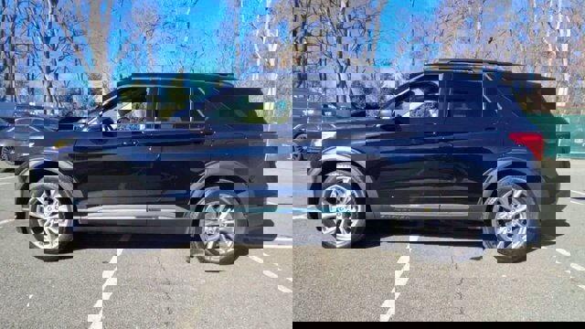 Certified 2022 Ford Explorer XLT w/ Equipment Group 202A image 3