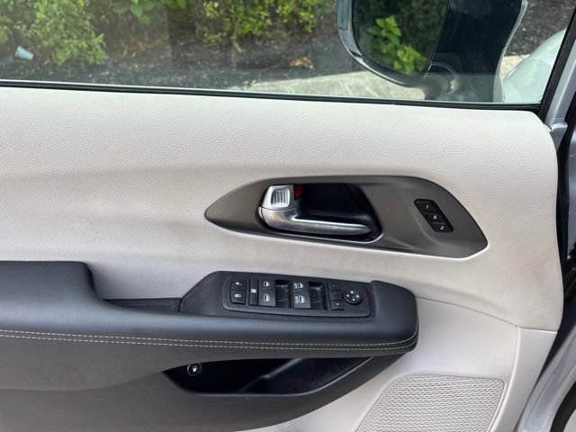 Used 2024 Chrysler Pacifica Limited FWD image 13