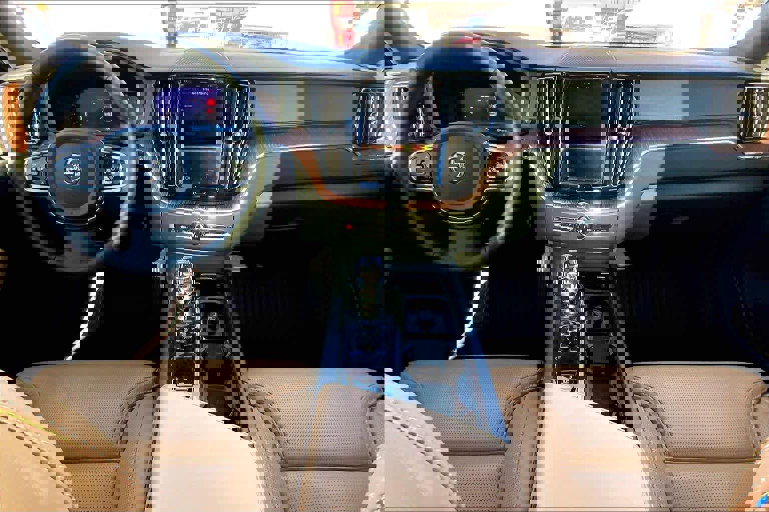 Used 2024 Volvo XC60 B5 Ultimate image 15