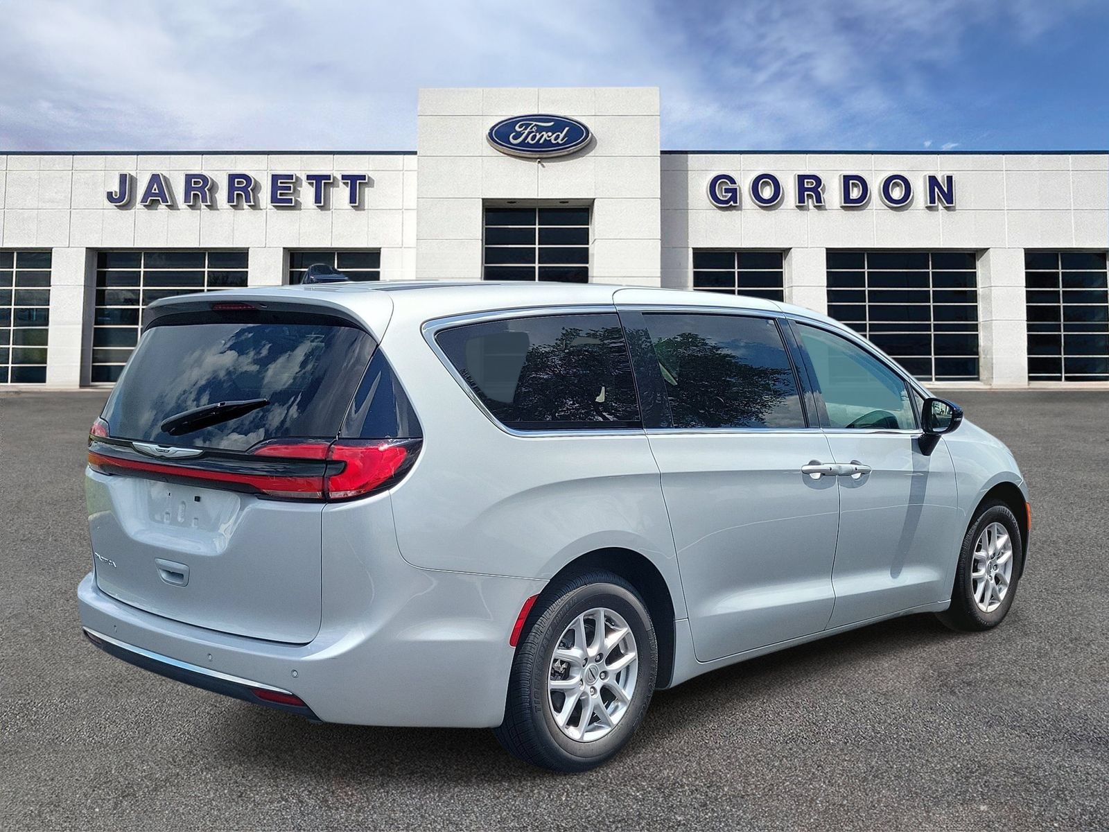 Used 2024 Chrysler Pacifica Touring-L FWD image 4