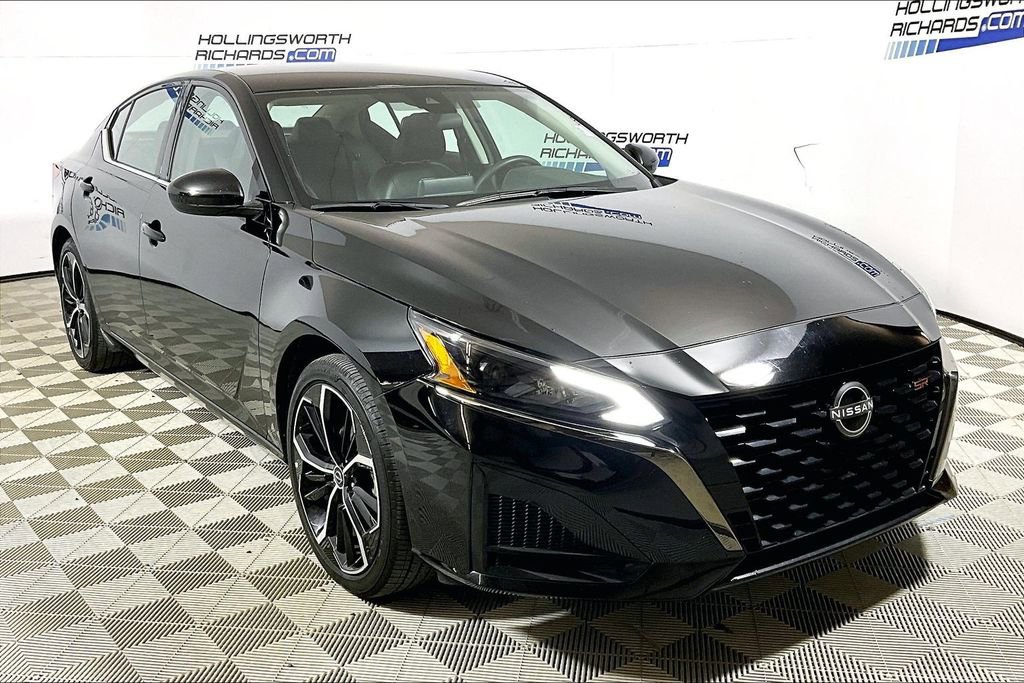 Used 2025 Nissan Altima 2.5 SR image 3