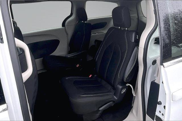 Used 2022 Chrysler Voyager LX image 27