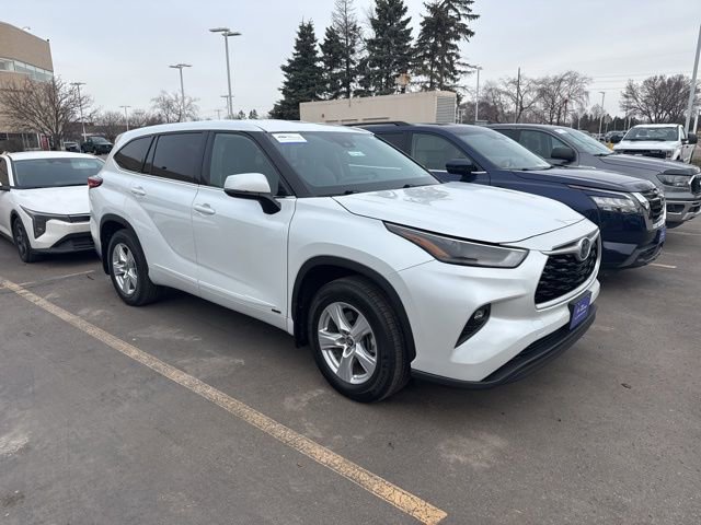 Used 2022 Toyota Highlander LE image 2