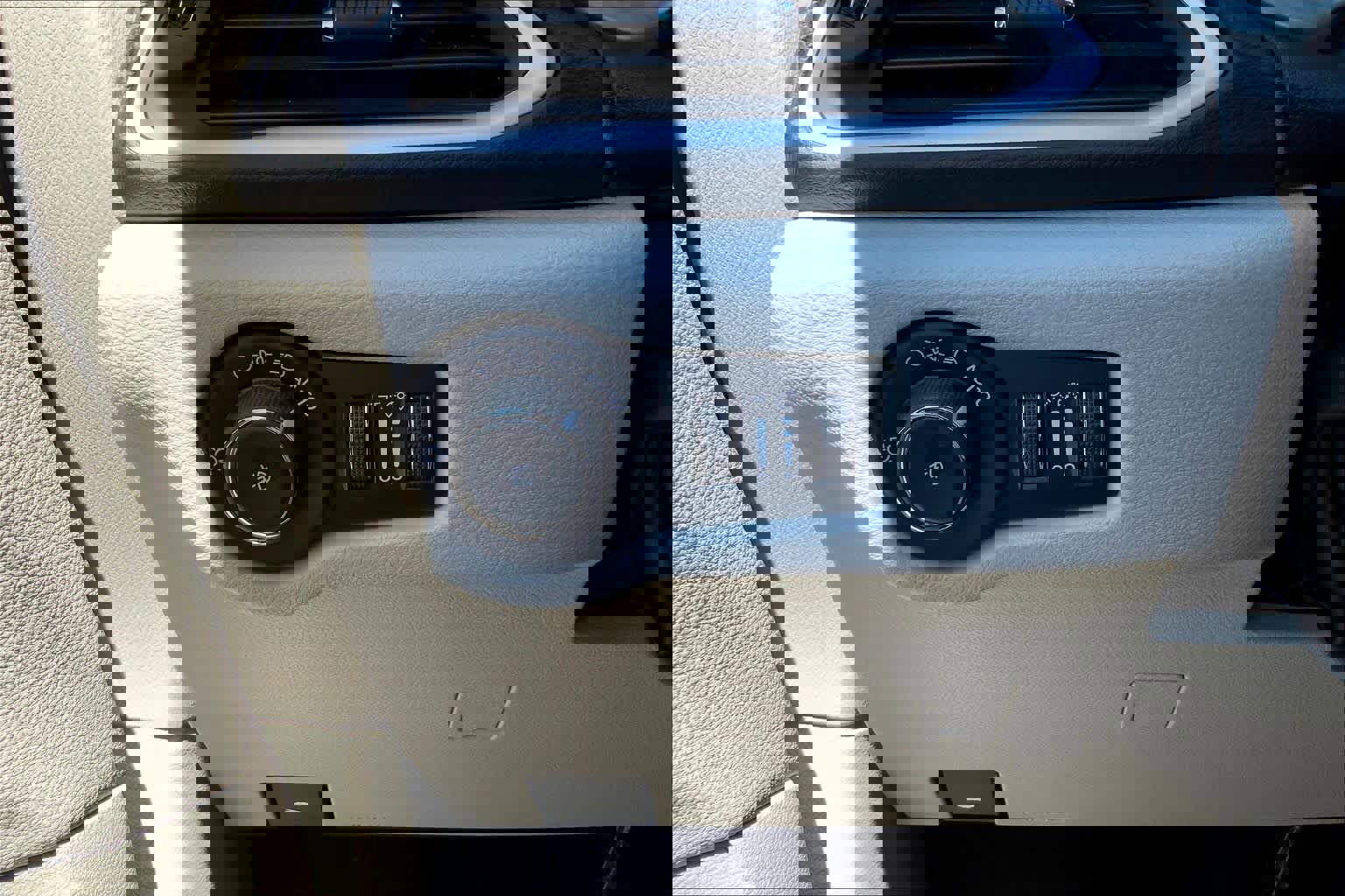 Used 2024 Chrysler Pacifica Touring-L image 36