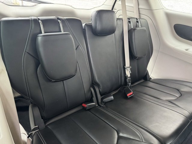 Used 2023 Chrysler Pacifica Touring-L image 22
