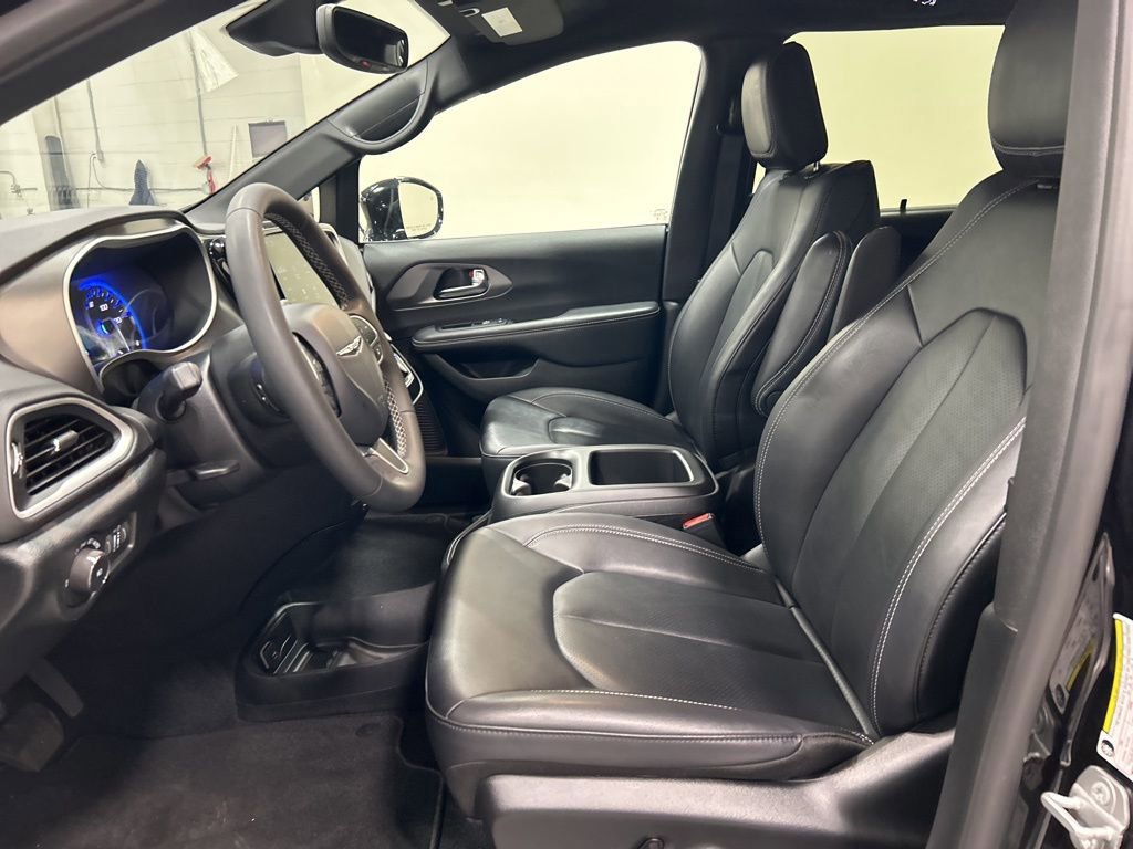 Used 2025 Chrysler Pacifica Select image 11