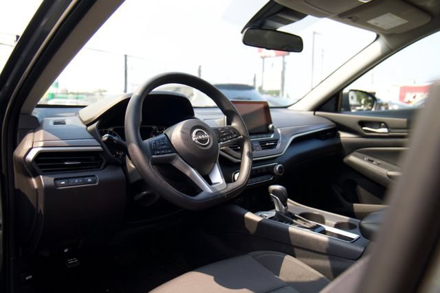 Used 2025 Nissan Altima 2.5 SV FWD image 11
